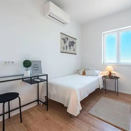 Апартаменты Stylish Penthouse With A Sea View Terrace Млини
