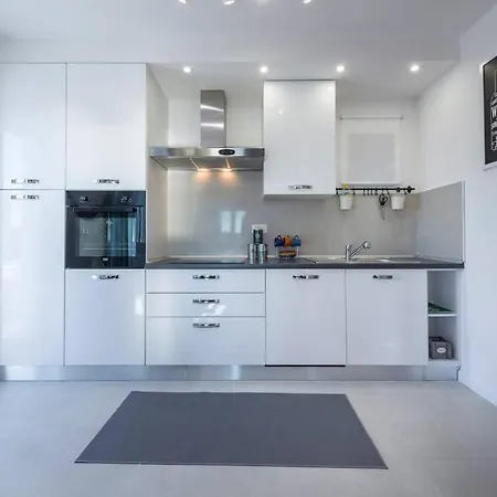 Апартаменты Stylish Penthouse With A Sea View Terrace Млини