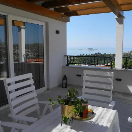 Апартаменты Stylish Penthouse With A Sea View Terrace Млини